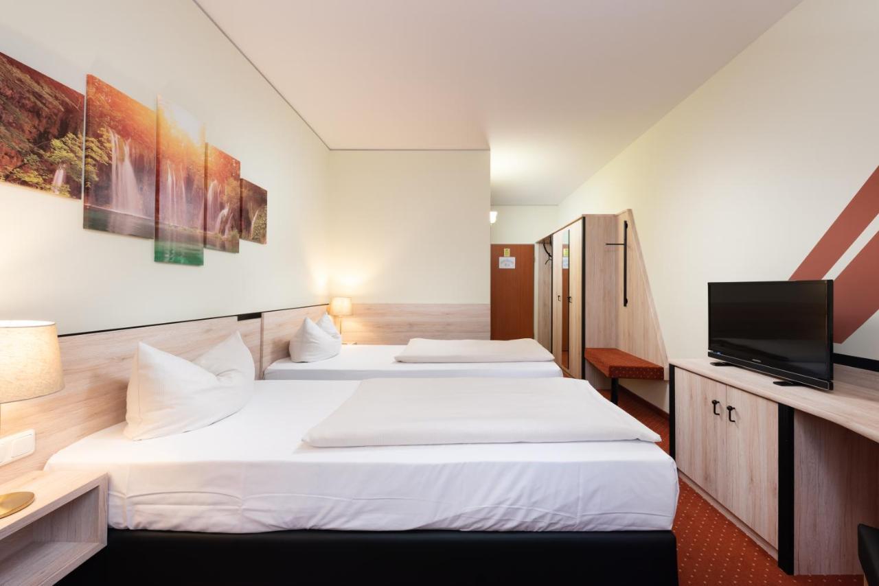 Novina Südwestpark Hotel 4*