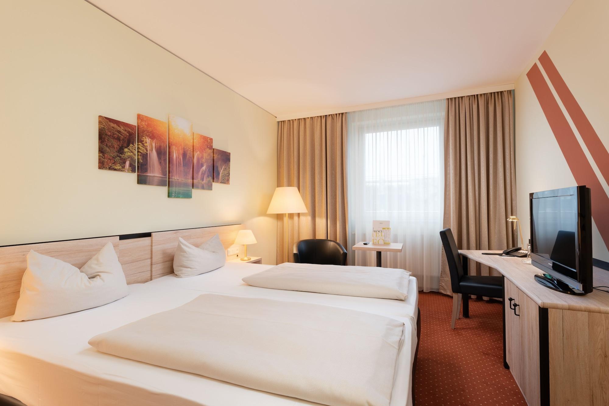 Novina Südwestpark Hotel 4*