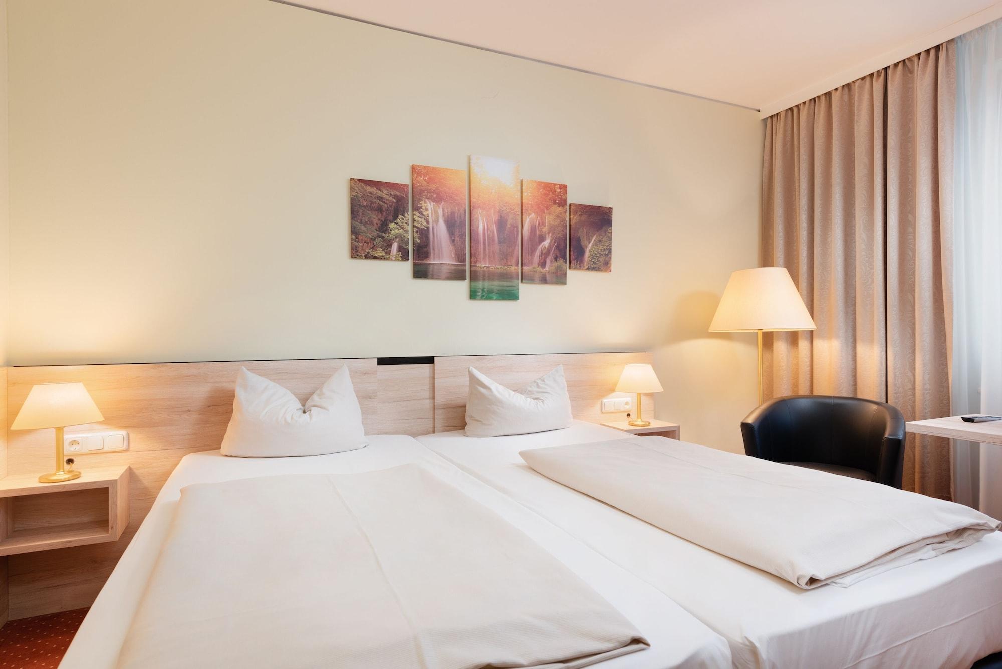 Novina Südwestpark Hotel 4*