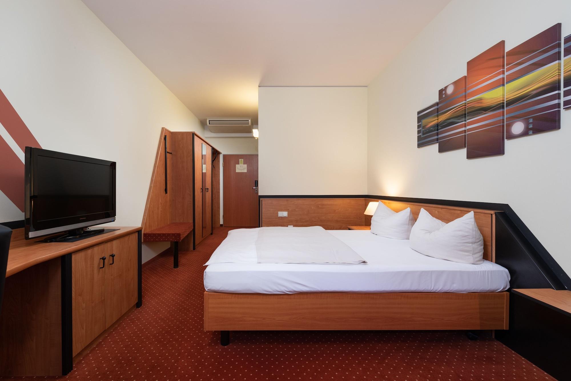 Novina Südwestpark Hotel 4*