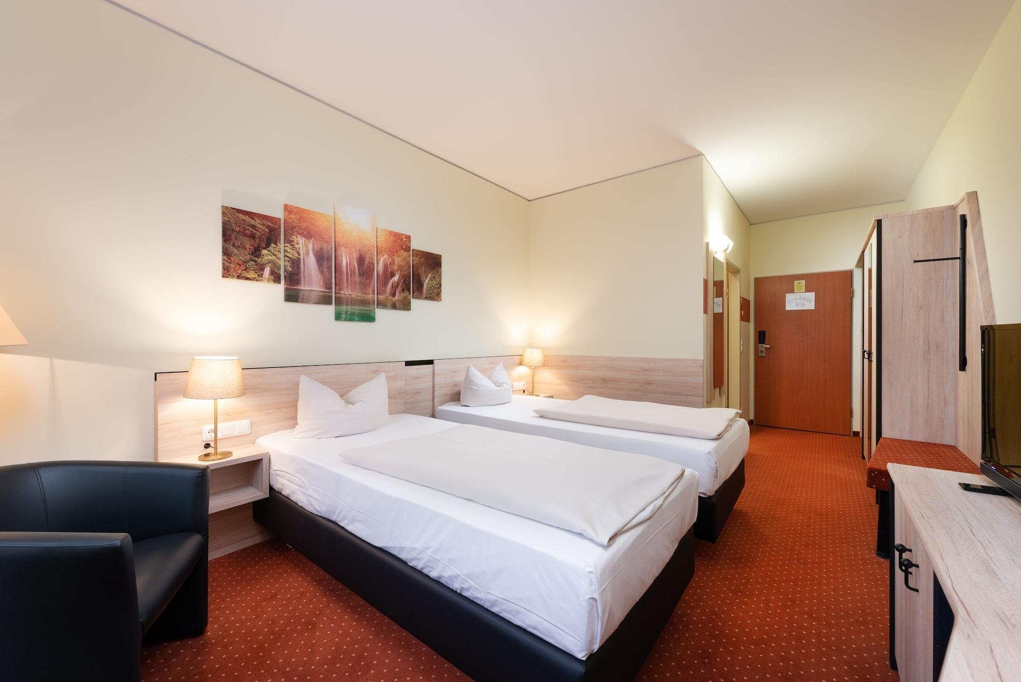 Hotel Novina Südwestpark 4*