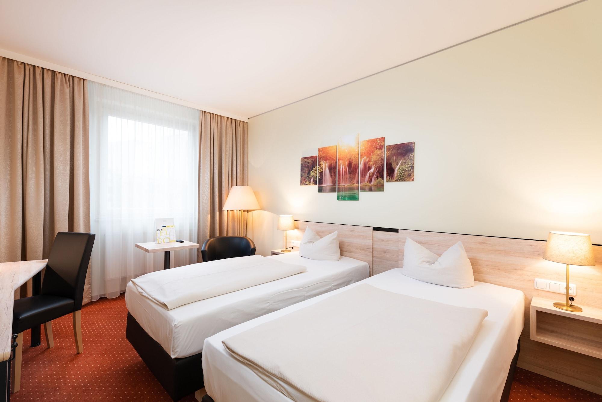 Novina Südwestpark Hotel 4*