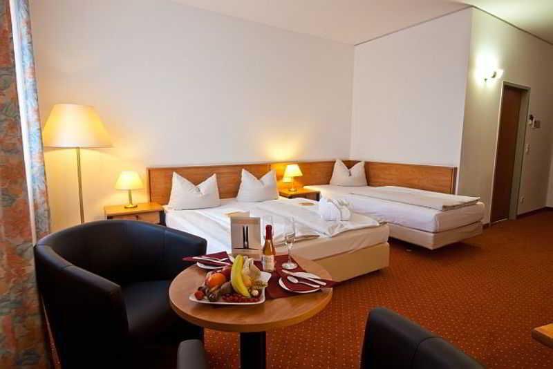 Hotel Novina Südwestpark 4*