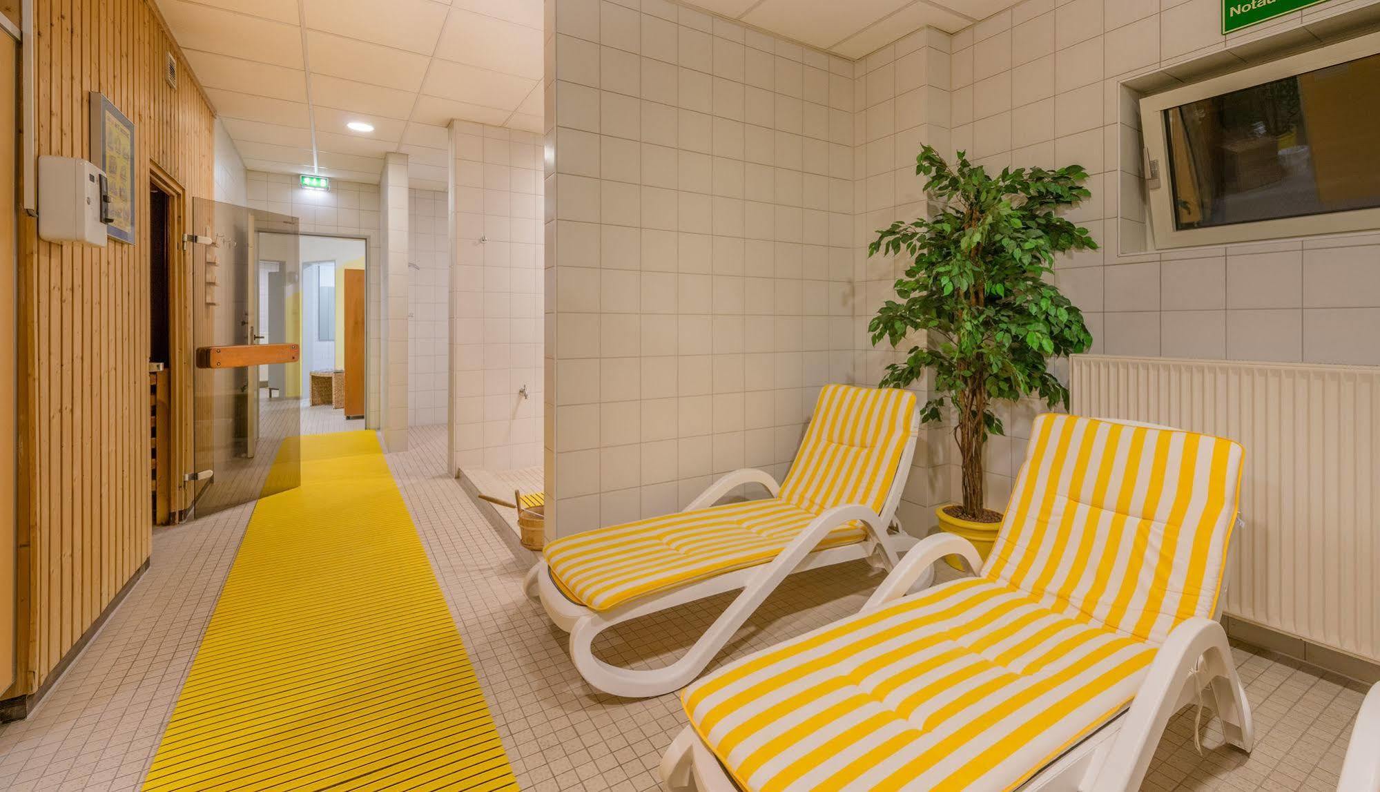 Novina Südwestpark Hotel 4*